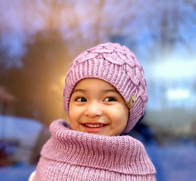 Lilibet beanie – cappellino maglia lilla con punto smock, indossato da bambina, look invernale
