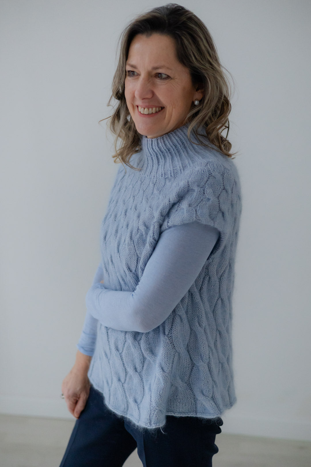 Meggy – maglia azzurra senza maniche con punto a nido d'ape, vista laterale