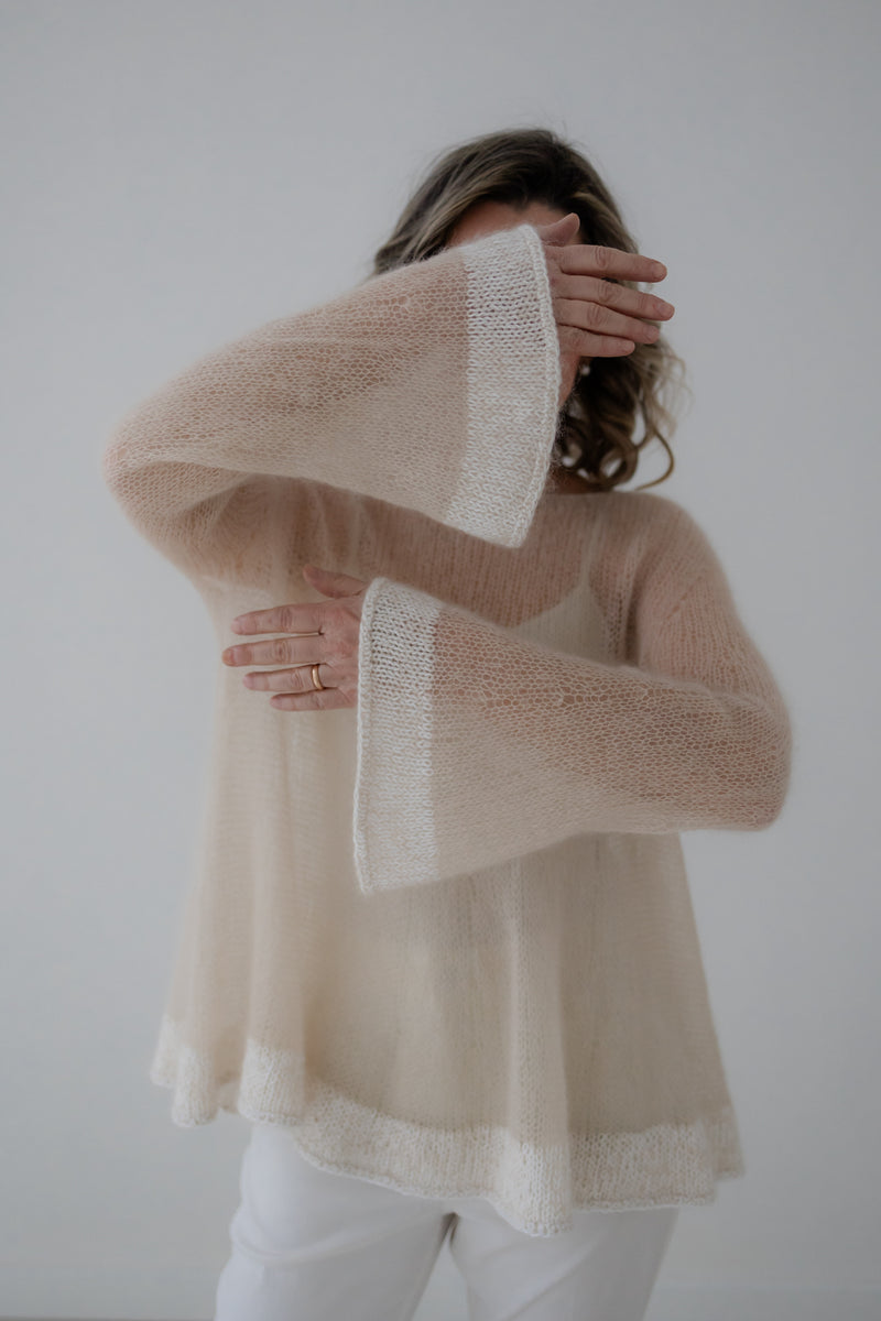Mia – top maglia mohair panna con maniche a campana, dettaglio manica alzata