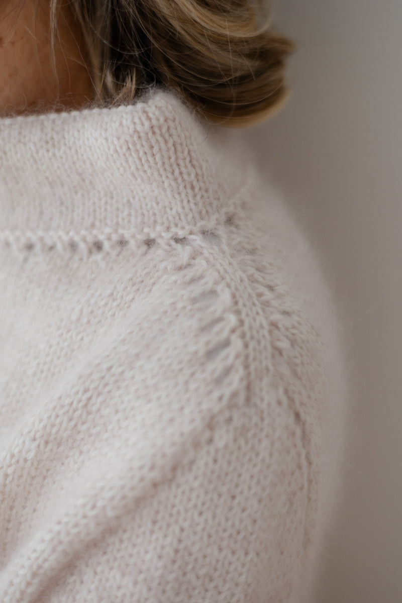 LLondon – dettaglio spalla posteriore e punto traforato, maglione mohair panna