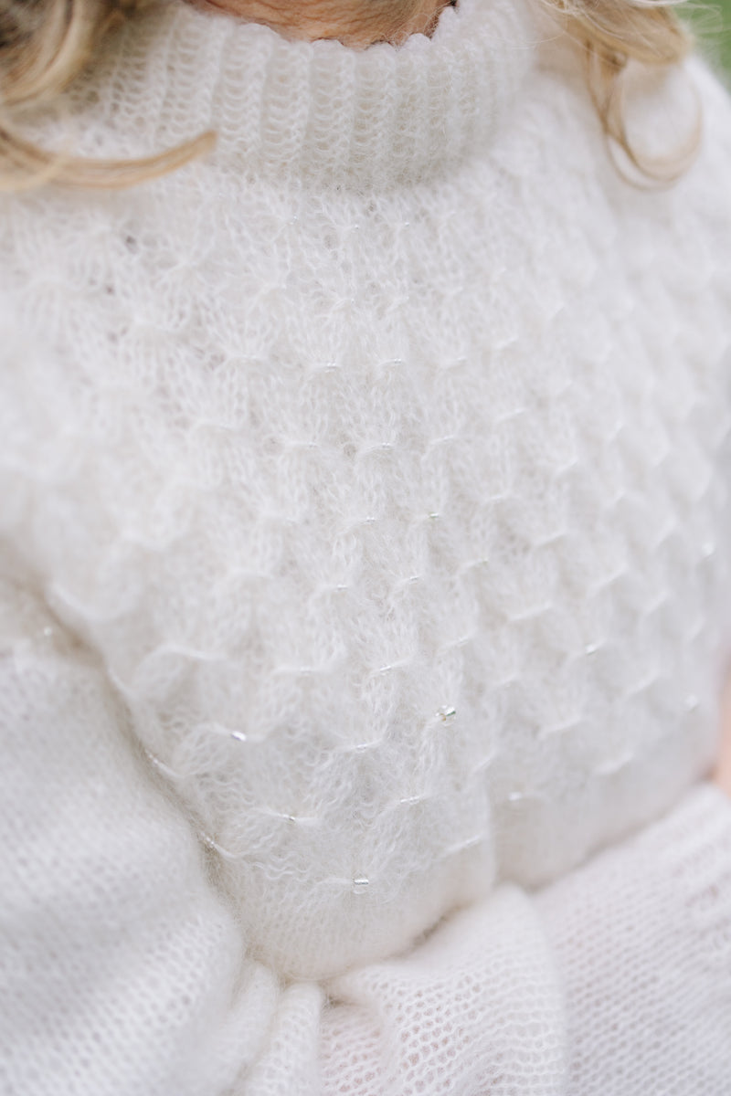 Smoke – dettaglio punto smock su maglione maglia bianco, vista frontale