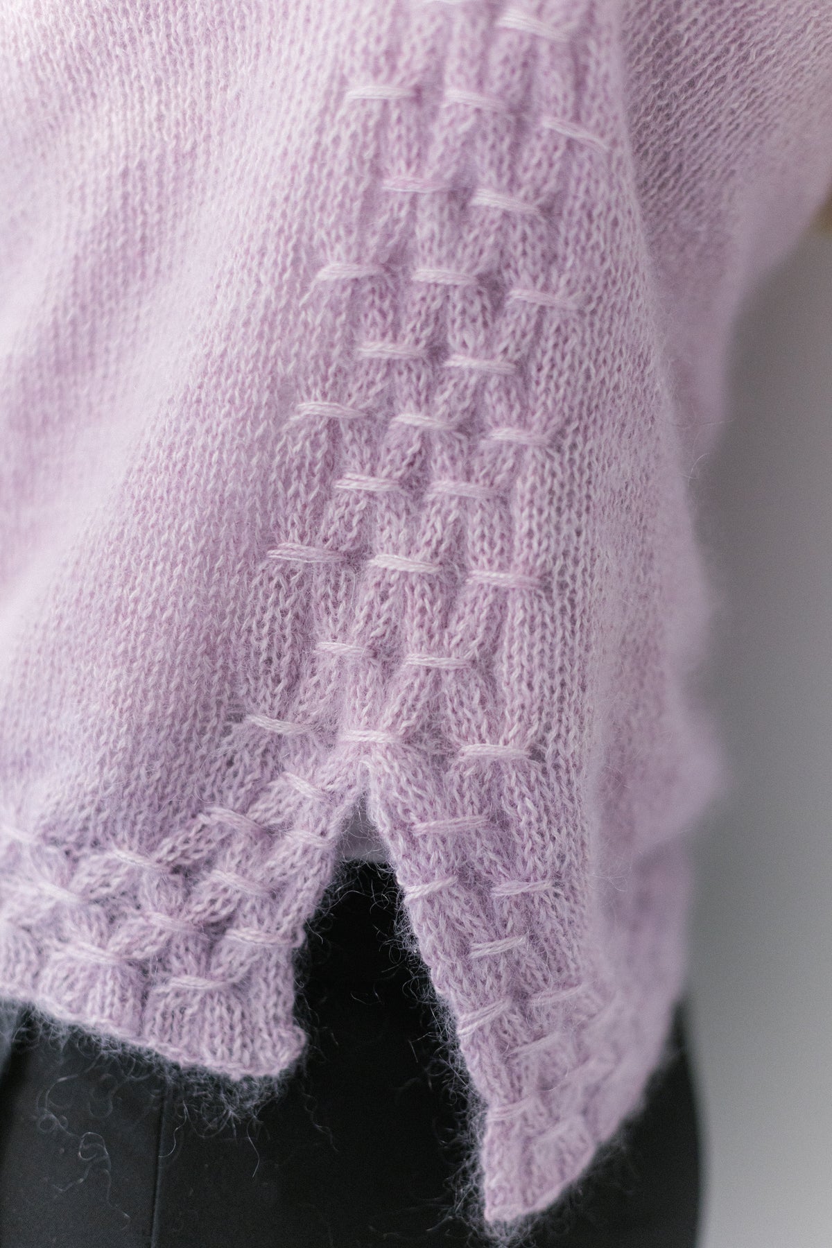 Smoke – dettaglio punto smock e spacco laterale, maglione maglia lilla